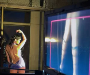 Rihanna odważnie wypina się na zdjęciach. Ma na sobie niewiele