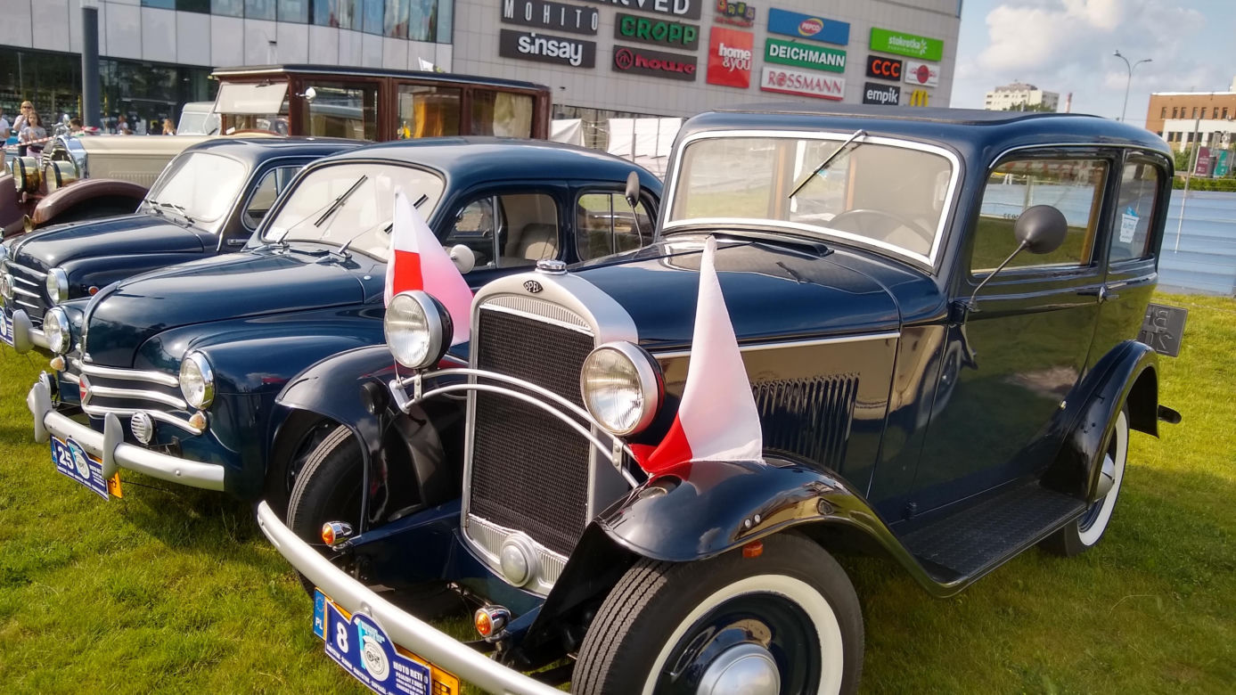 15. Białostocki Rajd Moto Retro. Wystawa samochodów przed Galerią Jurowiecką [ZDJĘCIA]