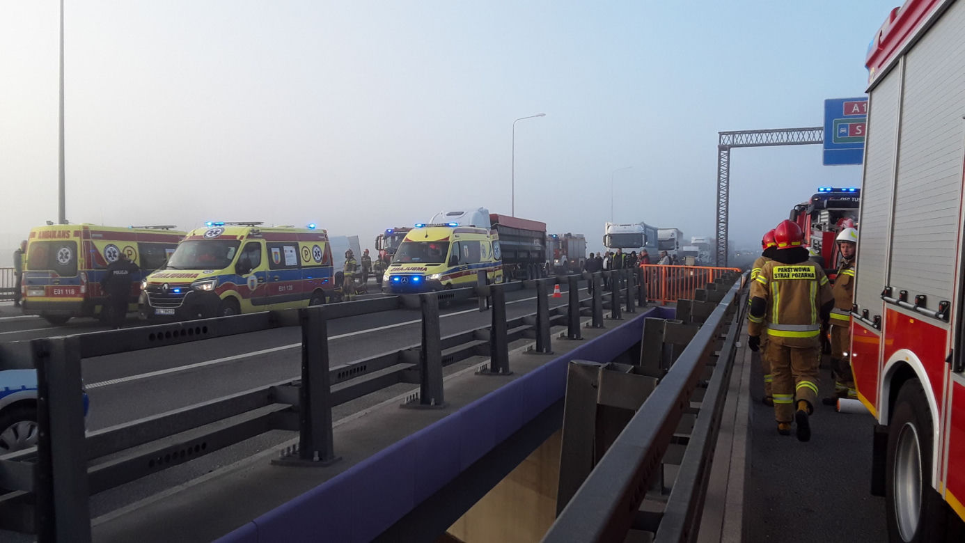 Śmiertelny wypadek na A1 pod Łodzią! 43-latek z busa nie żyje, kilka osób rannych [ZDJĘCIA].