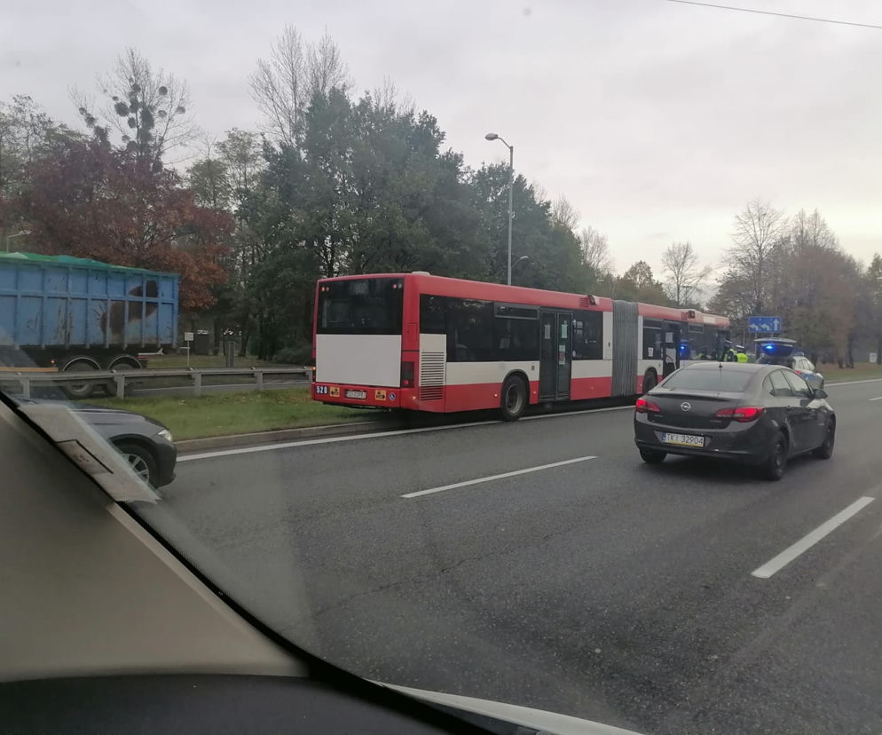 Potężne korki w Katowicach. Kierowca autobusu zasłabł w trakcie jazdy. Są utrudnienia na jezdni w stronę Sosnowca