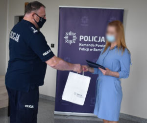 Taka sąsiadka to skarb! Powstrzymała włamywacza mimo że ją uderzył. Policja złożyła jej gratulacje