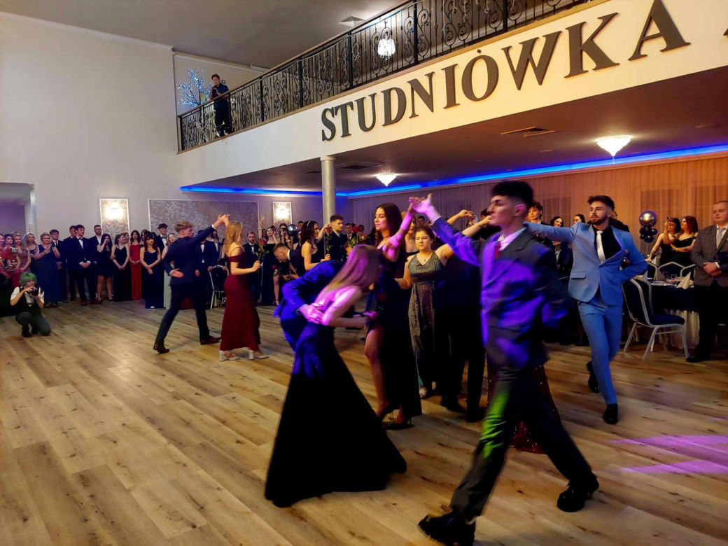 Dwa polonezy na studniówce bydgoskiej Handlówki. W jednym pomogli nauczyciele