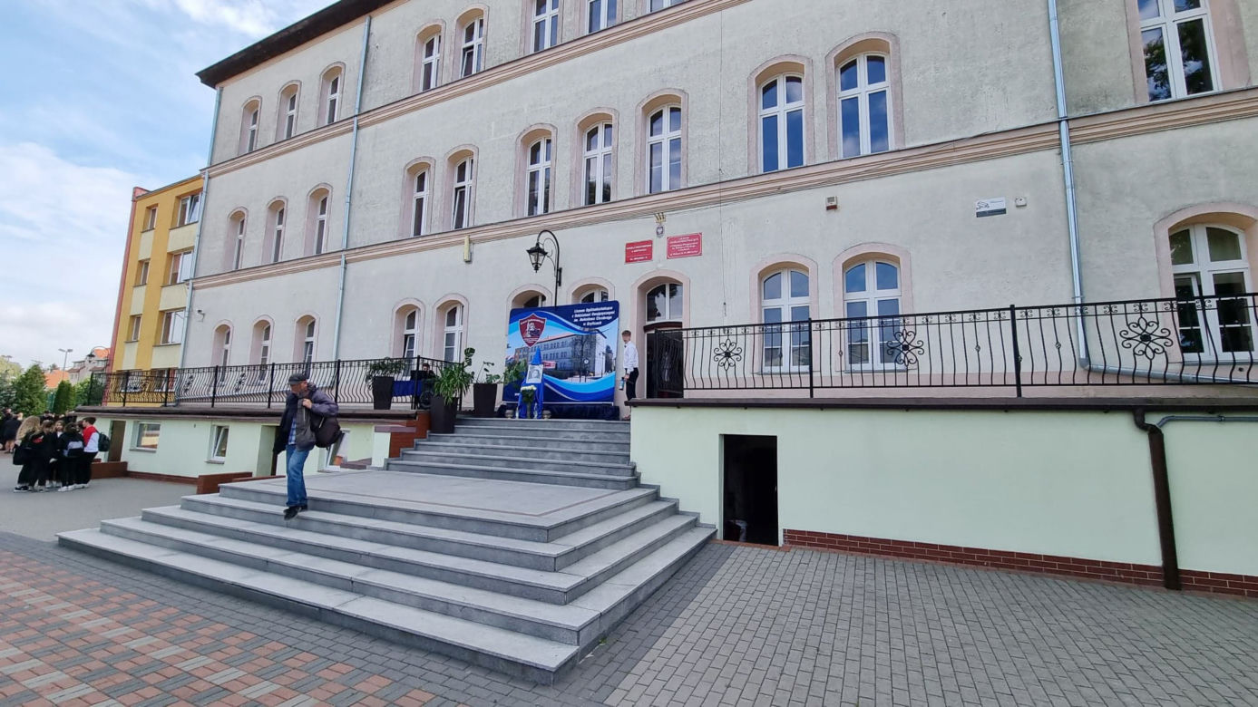 Koledzy żegnają swoją Madzię. "Cześć Jej pamięci!". Łzy, rozpacz i niezrozumienie. Nie tak miał wyglądać koniec roku szkolnego [ZDJĘCIA]