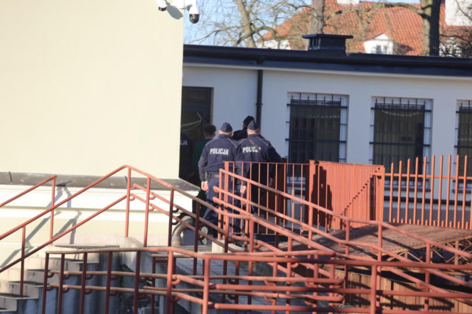 Bartosz G. przywieziony do Prokuratury Okręgowej w Płocku