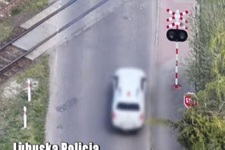 Przejazdy kolejowe w oku dronów. Doszło do kilkunastu wykroczeń!
