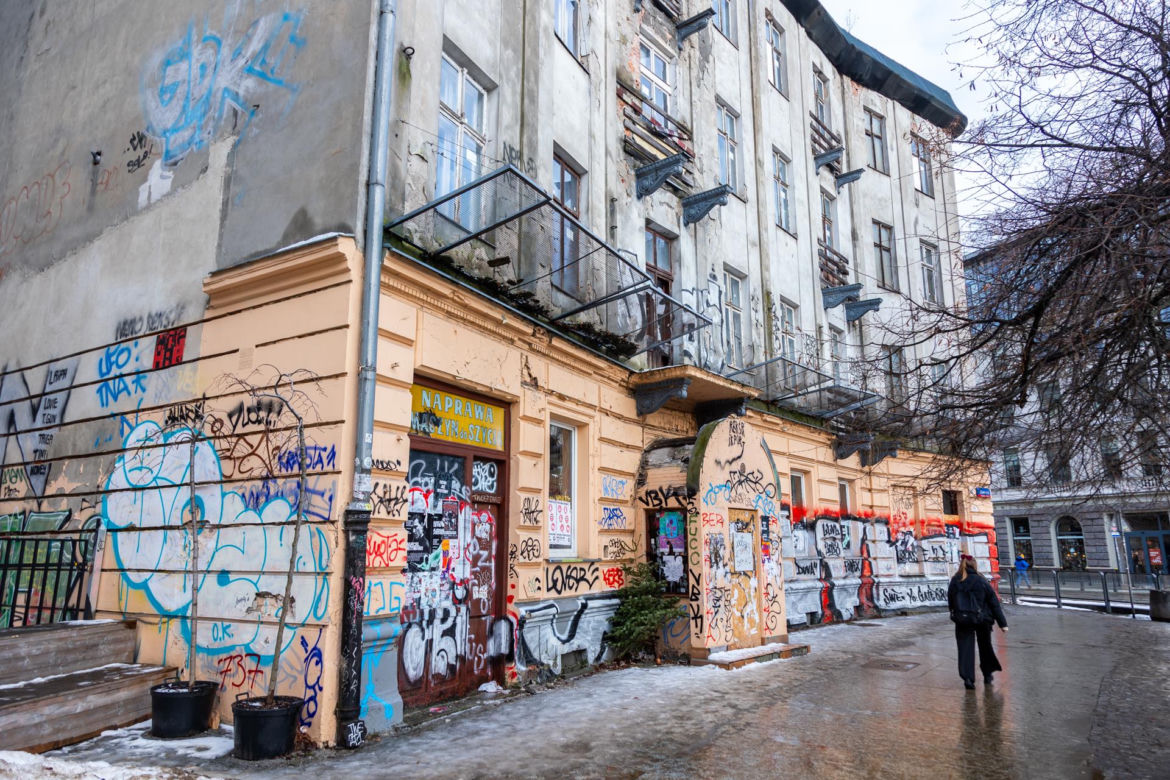 Ulice i place w centrum pokryte graffiti
