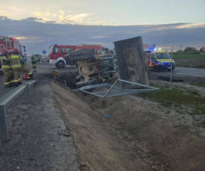 Pijany operator ładowarki skończył jazdę w rowie (24.04.2026)