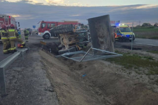 Pijany operator ładowarki skończył jazdę w rowie (24.04.2026)