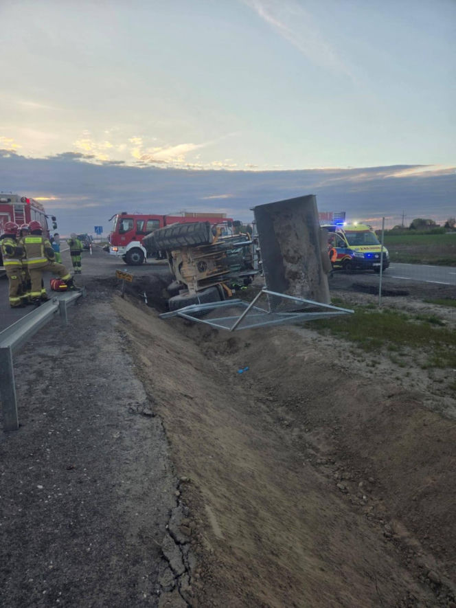 Pijany operator ładowarki skończył jazdę w rowie (24.04.2026)