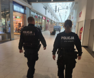 Kontrole policji z Torunia. Sprawdzają respektowanie obostrzeń i noszenie maseczek