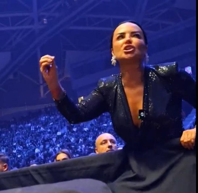 Kamila Wybrańczyk podczas walki Artura Szpilki na KSW