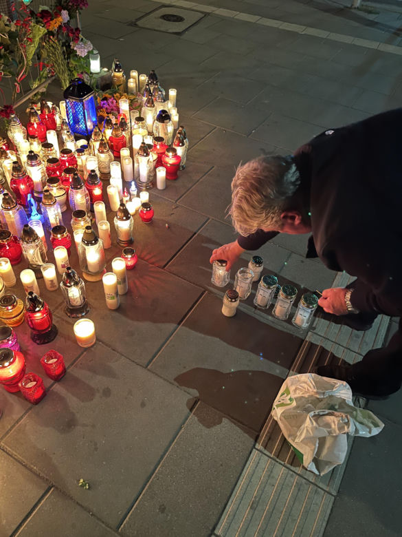 Mieszkańcy Warszawy oddają cześć polskiemu żołnierzowi, który zmarł po ataku na granicy z Białorusią 