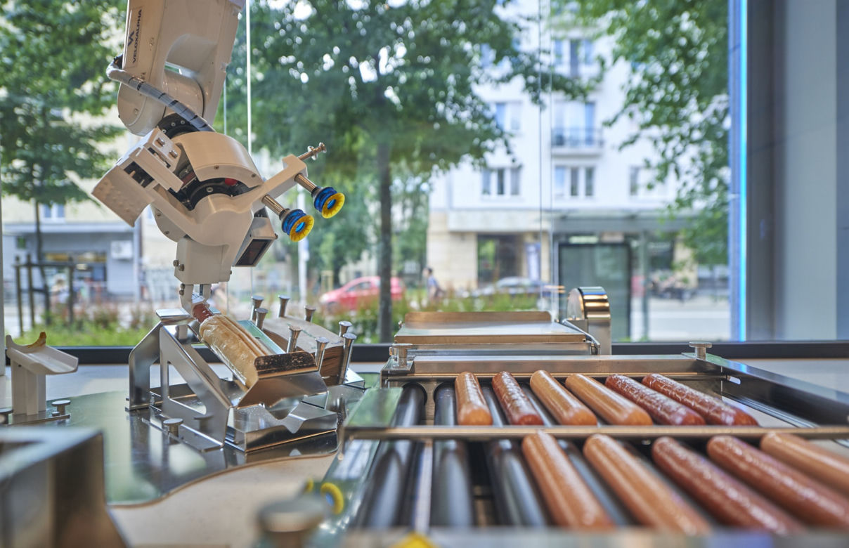 Robot robi hot-dogi w Żabce