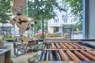 Hot-dogi w Żabce robi prawdziwy robot. Sprawdź, gdzie go spotkasz [ZDJĘCIA]