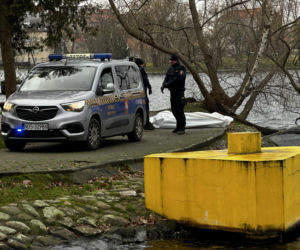 Tajemnicza śmierć mężczyzny. Z jeziora wyłowiono ciało. Policja bada sprawę