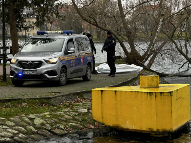 Tajemnicza śmierć mężczyzny. Z jeziora wyłowiono ciało. Policja bada sprawę