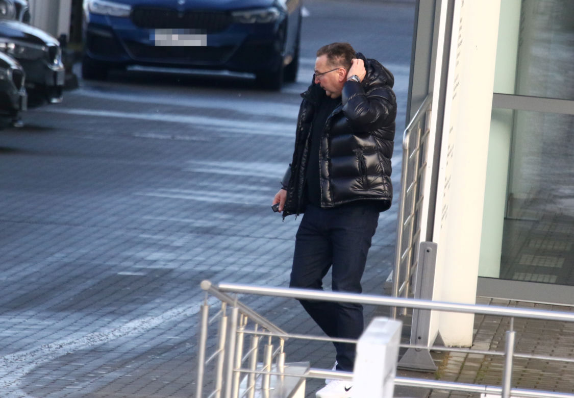 Czesław Michniewicza przegląda szalenie drogie auta. Został przyłapany w wielkiej furze, ale zakupy musi taszczyć