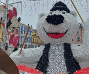 Bajkowa instalacja przed zamojski ratuszem