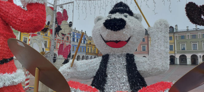 Bajkowa instalacja przed zamojski ratuszem