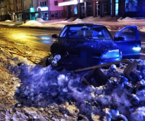 Grajewo. Pijany 26-latek ukradł fora i wjechał w barierki przy szkole [ZDJĘCIA]