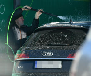 Robert Więckiewicz myje samochód