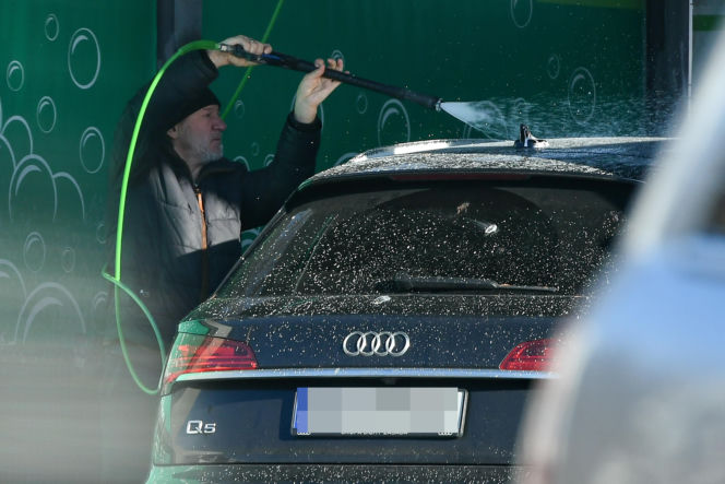 Robert Więckiewicz myje samochód