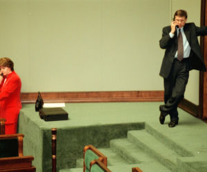 Była pierwszą kobietą na stanowisku premiera III RP. Już po roku złożyła dymisję