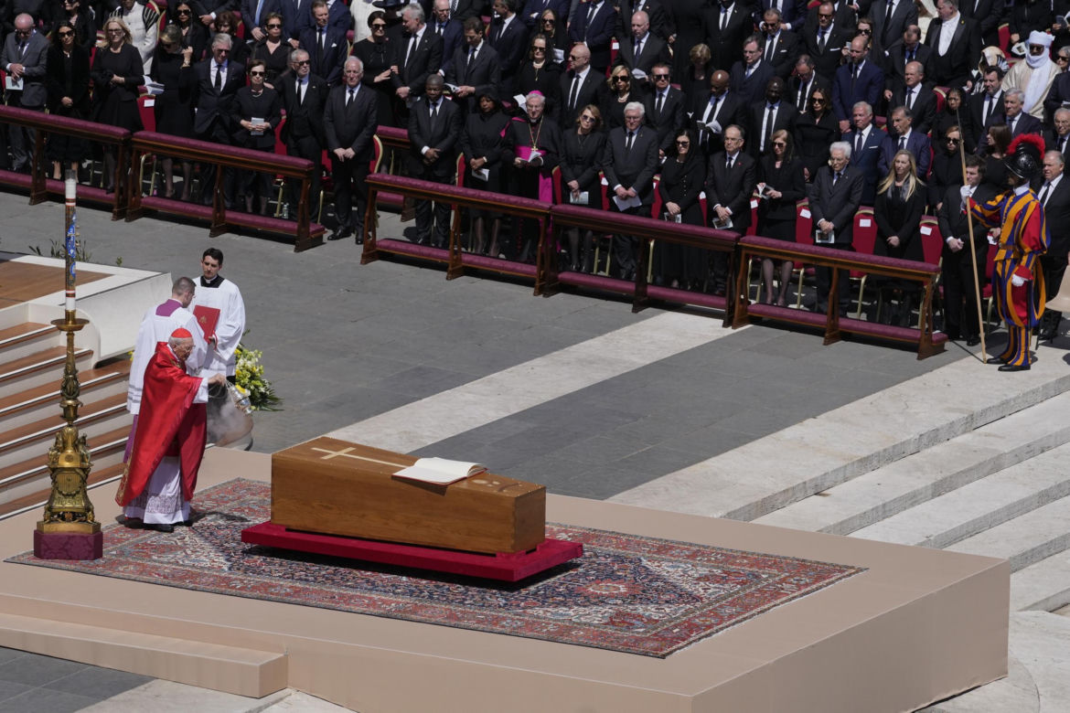 Gafy polityków na pogrzebie papieża Franciszka! Telefony i stroje