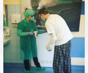 Ludzie po przeszczepie ręki malują obraz