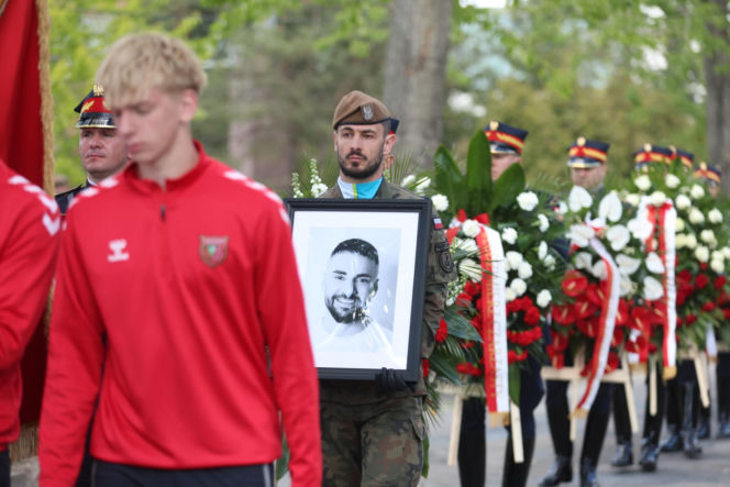 Polacy żegnają Łukasza Litewkę. Kondukt żałobny