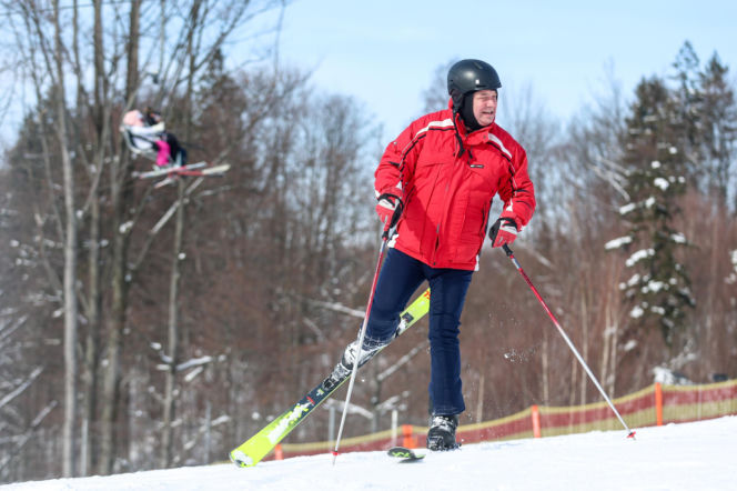 Poseł Wójcik szusuje w kasku