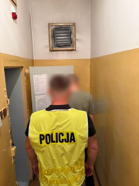 Przebrali się za policjantów i ruszyli na napad! Kajdanki, broń i groźby tortur
