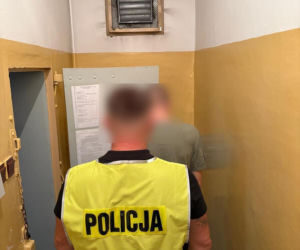 Przebrali się za policjantów i ruszyli na napad! Kajdanki, broń i groźby tortur