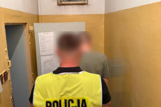 Przebrali się za policjantów i ruszyli na napad! Kajdanki, broń i groźby tortur