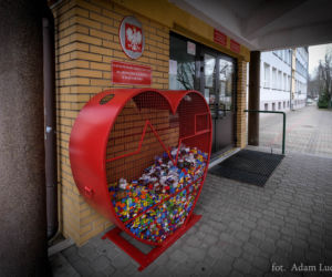 Duże czerwone serca na nakrętki przy czterech białostockich szkołach [ZDJĘCIA]