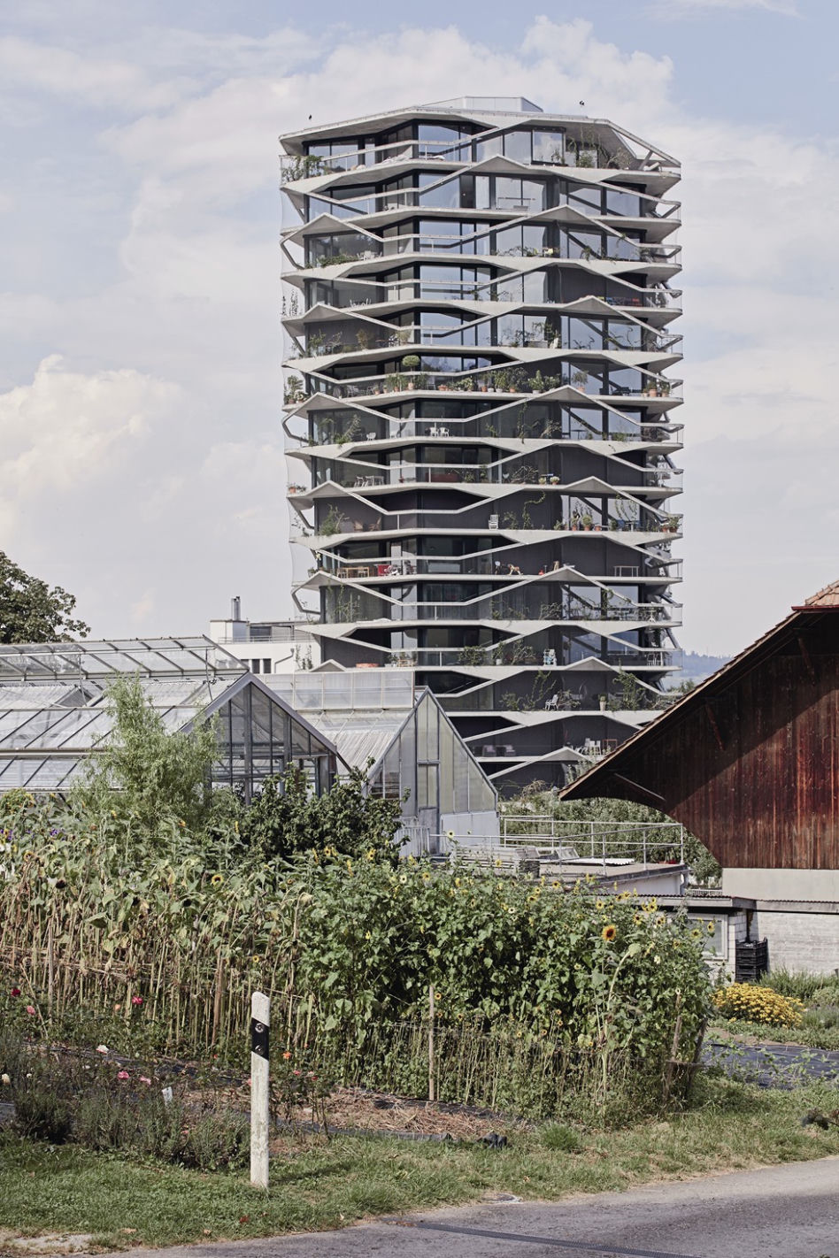 Garden Tower. Kontekst