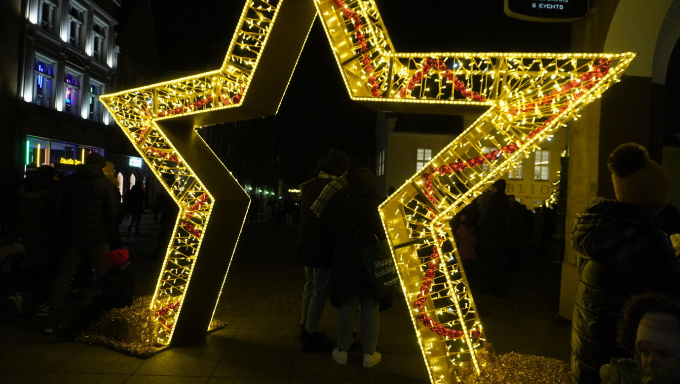 Olsztyn rozświetliły świąteczne iluminacje. Stare Miasto i centrum zachwycają!