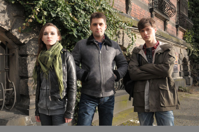 Pierwsza miłość. Melka (Ewa Jakubowicz), Dragon (Krzysztof Zych), Krystian (Patryk Pniewski)