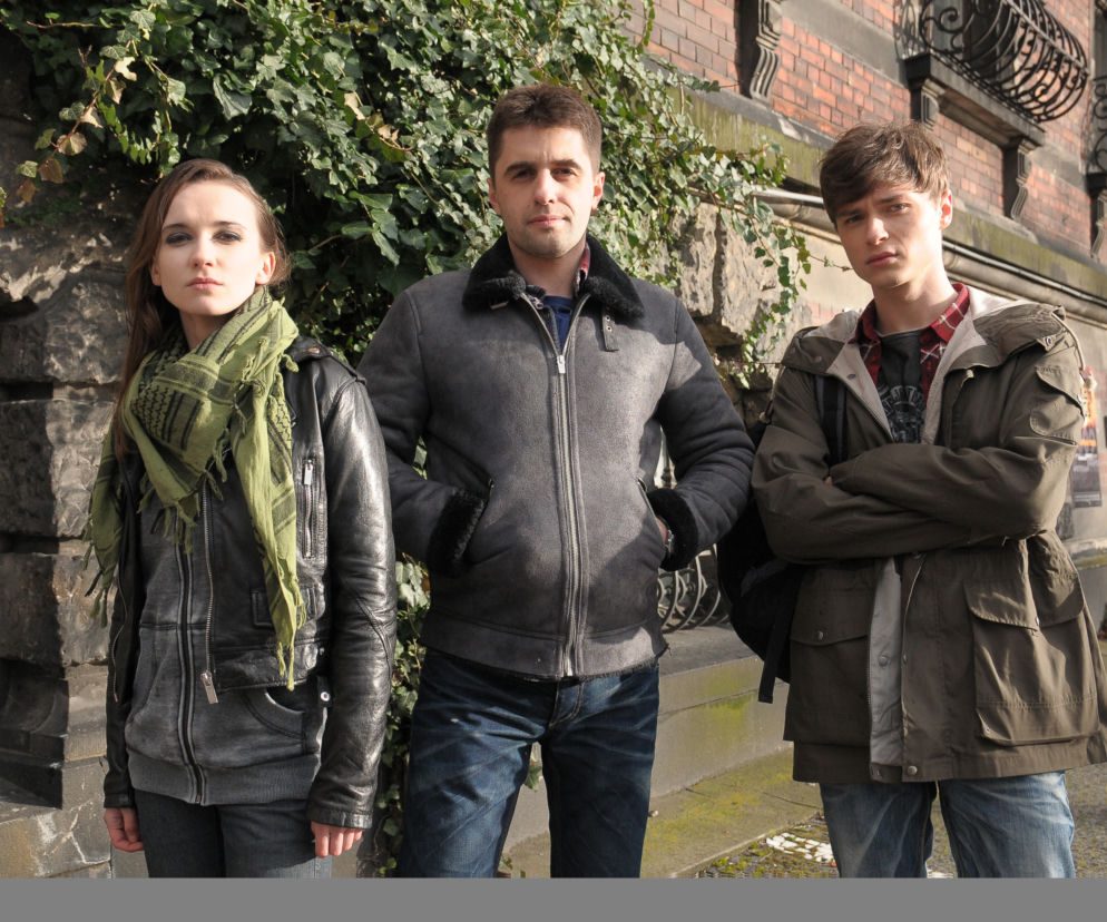 Pierwsza miłość. Melka (Ewa Jakubowicz), Dragon (Krzysztof Zych), Krystian (Patryk Pniewski)