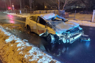 Pijany kierowca staranował rogatki i uderzył w budynek. Po wszystkim uciekł