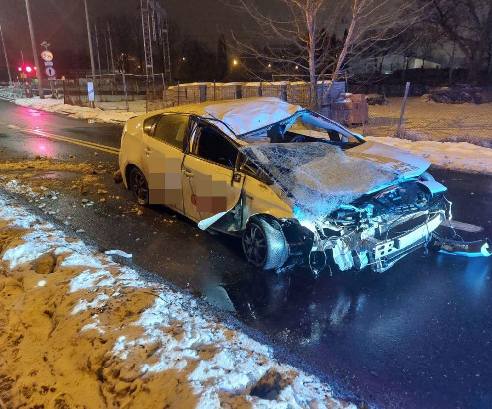 Pijany kierowca staranował rogatki i uderzył w budynek
