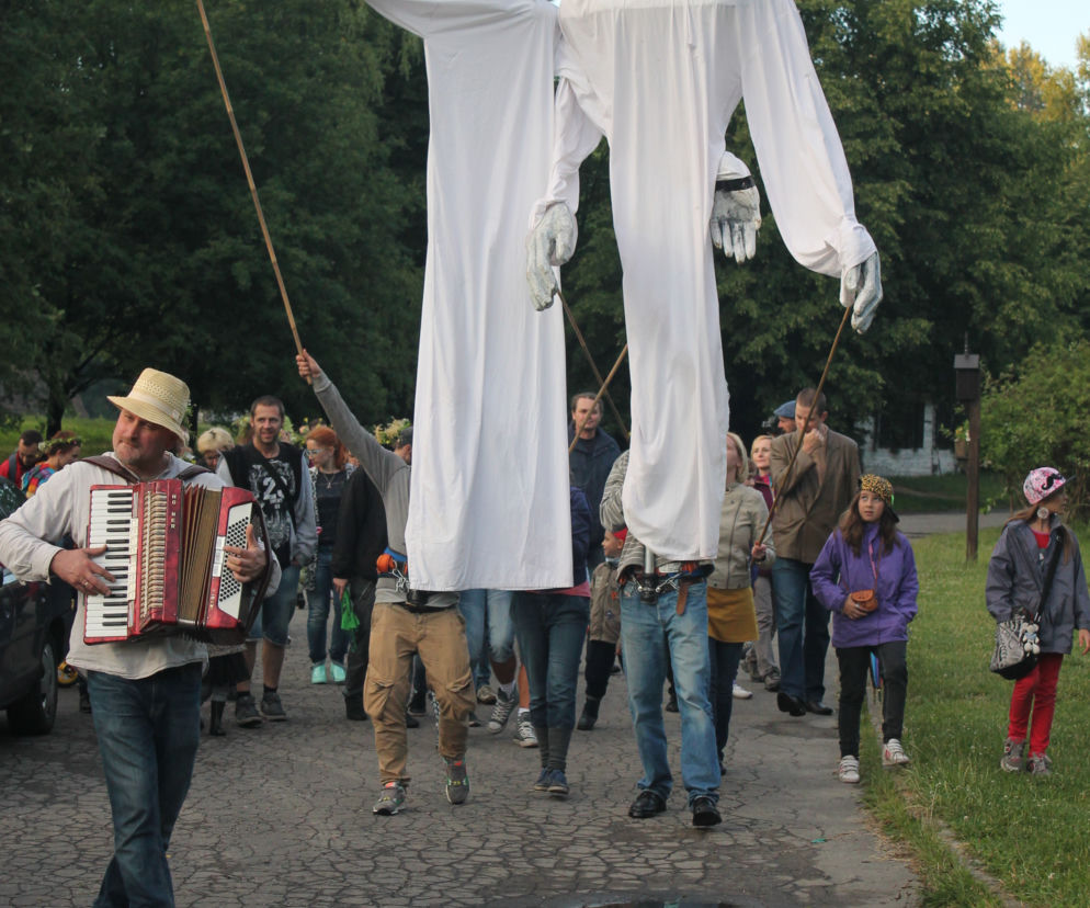 Chorzów: Puszczanie wianków i skoki przez ognisko