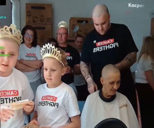 Bedoes ogolił swoją mamę na streamie Łatwoganga