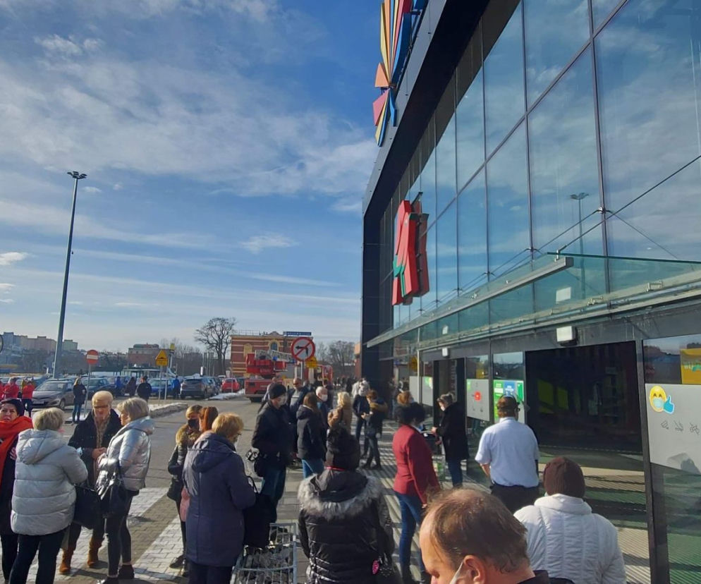 PILNE! Ewakuacja CH Platan w Zabrzu. Włączył się alarm pożarowy. Co się dzieje? [ZDJĘCIA]