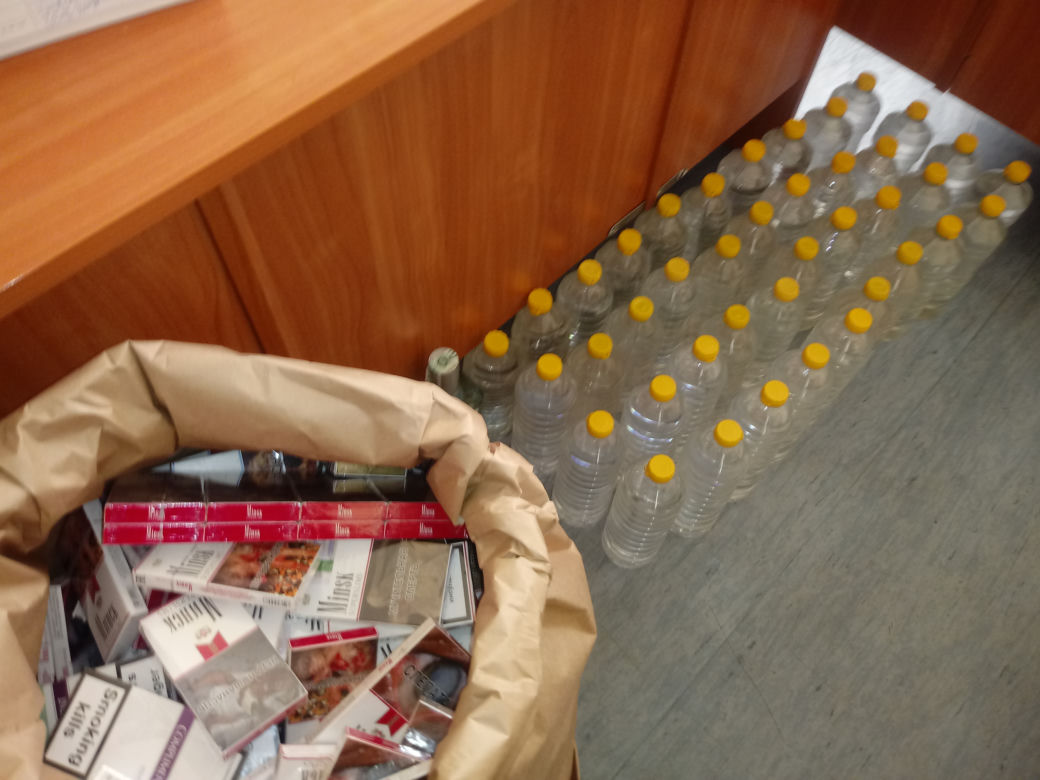 650 paczek papierosów i 120 litrów alkoholu bez akcyzy. Podejrzana w rękach policji