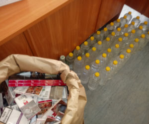 650 paczek papierosów i 120 litrów alkoholu bez akcyzy. Podejrzana w rękach policji