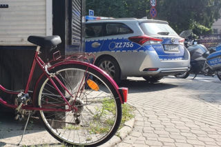 Po 1500 zł mandatu dla 64- i 83-latki. Jechały rowerami po chodniku i się zderzyły