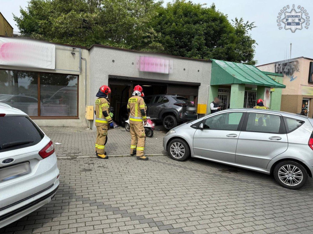 Żory: 73-latek wjechał autem w salon beauty