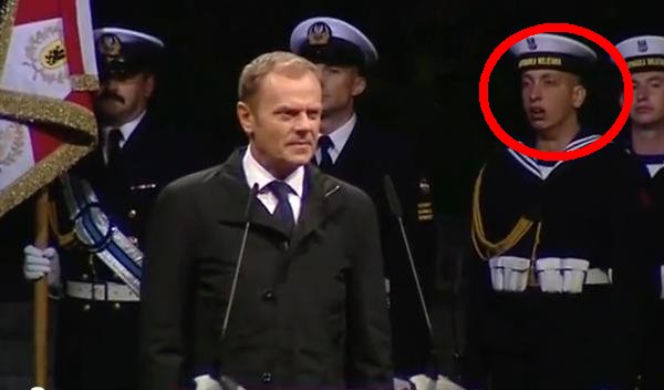 Premier Tusk przemawia na Westerplatte, a żołnierz ZIEWA