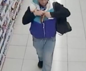 Ten mężczyzna okradł sklep w Koronowie. Szuka go policja
